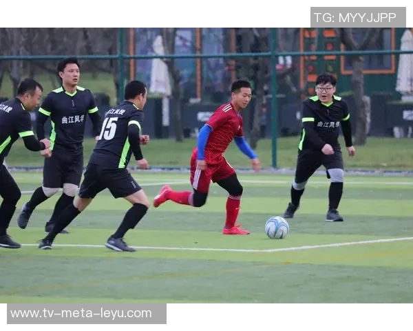 尽情享受足球装备带来的激情与乐趣，让每一次比赛都充满活力与挑战